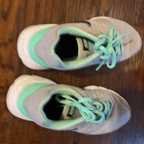 Mint green and gray Nike sneakers - Picture 4 of 4
